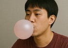 껌 씹으면 미세플라스틱 수천 개 범벅