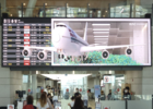 김포국제공항 전광판에서 항공기가 나에게 다가온다