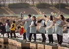 코웨이, 안양천에서 EM 흙공 봉사활동 펼쳐